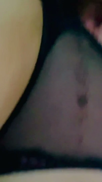 Karımın arkadaşı melankolik ve yalnızlık nedeniyle mastürbasyon yaptı. Ona yardım edip onu sperm ilacıyla doldurmam gerekiyordu! | Klip 1