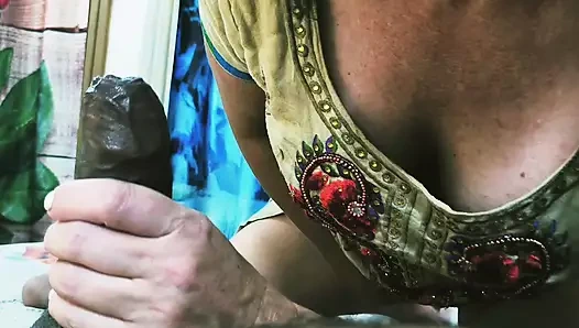 Şehvetli piliç lezzetli büyük zenci yarağını deniyor ve sürtük gibi sapıklık yapıyor