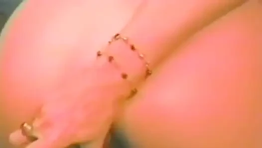 Küçük memeli sarışın birkaç dildoyla mastürbasyon yapıyor