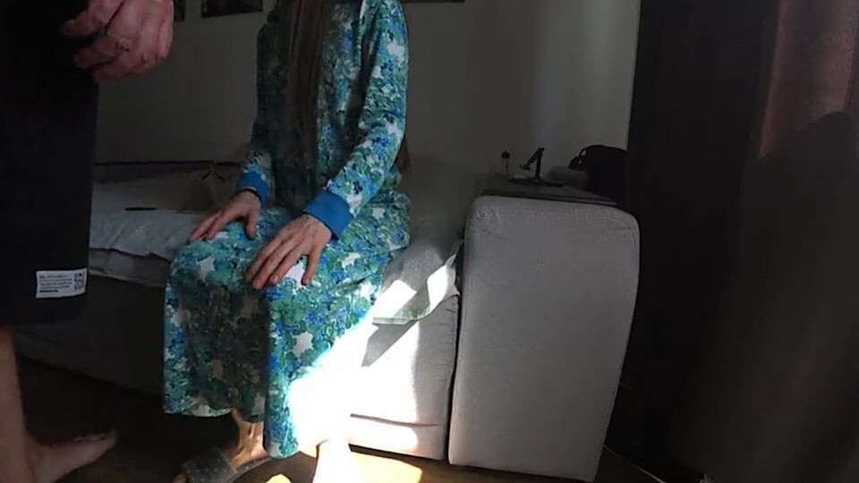 Evli kadın kocasını evde en iyi arkadaşıyla kanepede aldatıyor. Gerçek sadakatsiz