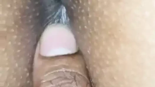 Seksi Hintli yalıyor ve boşalmak için parmaklanıyor