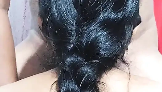 Hintli kız odada yalnız .erkek arkadaşını arıyor ve sikiliyor