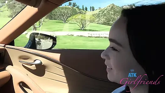 Selena ile plaj günü eğlencesi: yalınayak kum ve kabuklar, sonra yol kenarında ıslak sakso!