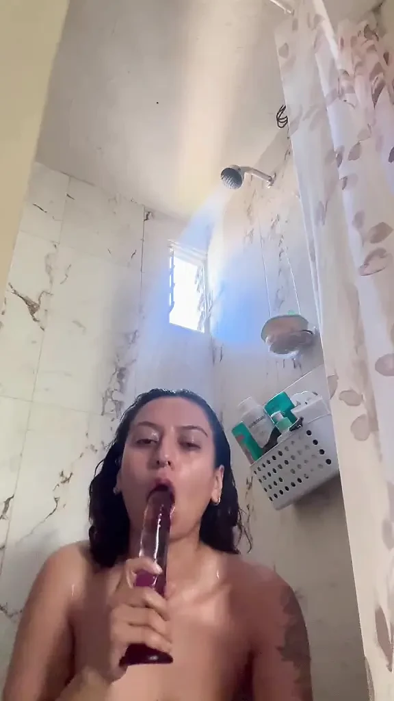 Duşta meşgul oluyor