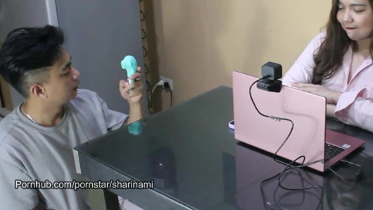 Ben masanın altında amını oynarken zoom toplantına dikkat edin (döl yutma)