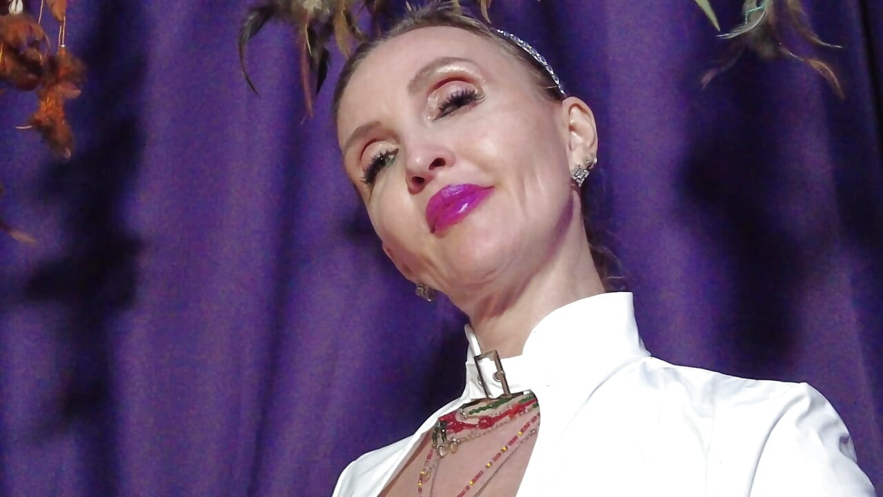 Kadın egemenliği sahibe eva lateks pvc beyaz elbise solo cbt oyuncaklar topuklu ayakkabılar fetiş bdsm büyük götlü orta yaşlı seksi kadın