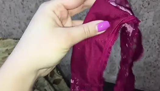 Alice yeni külotunu gösteriyor