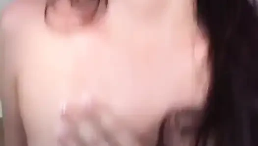 Tıraşlı amcığı sert sikilirken salyalı esmer inliyor