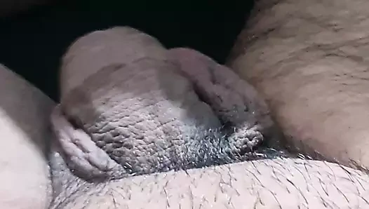 Üvey anne battaniyenin altında yarağıyla oynarken külotsuz üvey oğlunun odasına giriyor