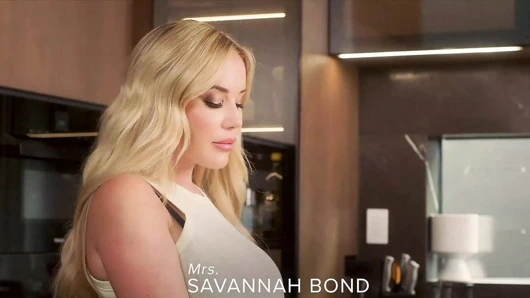 Orta yaşlı seksi kadın anal sekse aç anne Savannah oğlunun arkadaşını baştan çıkarıyor