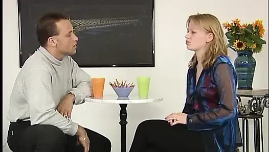 Seksi sarışın canavar bir yarağı emiyor ve sonra tıraşlı amına sokuyor