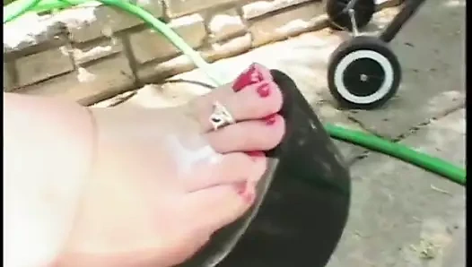 Açık havada büyük yarakla ayak fetişi ve ayakla mastürbasyon - kamera arkası