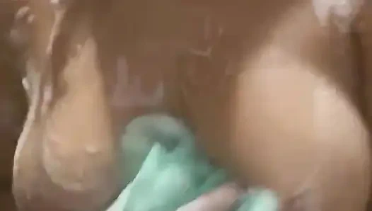 Selene sabunlu duş alıyor ve çok ateşli oluyor