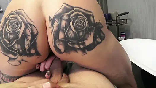 Ragazza bruna tatuata succhia e scopa un grosso cazzo
