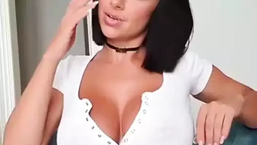 Lynne var büyük göğüsleri