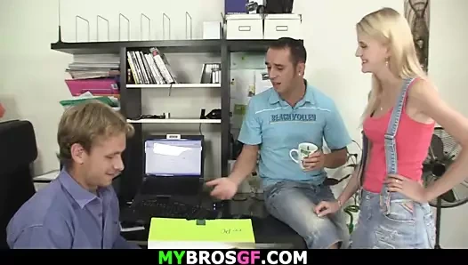 Sevgilisinin orospuyu aldattığını öğreniyor!