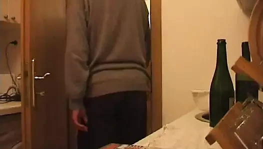 Seksi ve zayıf bir esmer hepsini çıkarıyor ve büyük bir şişeyi sikiyor