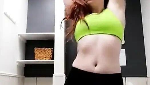 Rothaarige hottie strippt nach dem training und kommt über das waschbecken