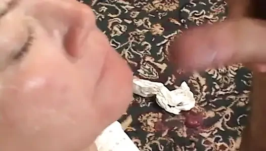 Olgun dizlerinin üstüne çıkıyor ve beyaz yarağı ağzına dolduruyor