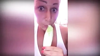 Sırp kız yarak emmeyi seviyor