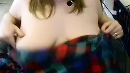 amatör sarışın gösterir onu büyük soluk göğüsleri