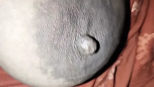 Üvey anne sütlü göğüslerini ve sulu amcığını gösteriyor