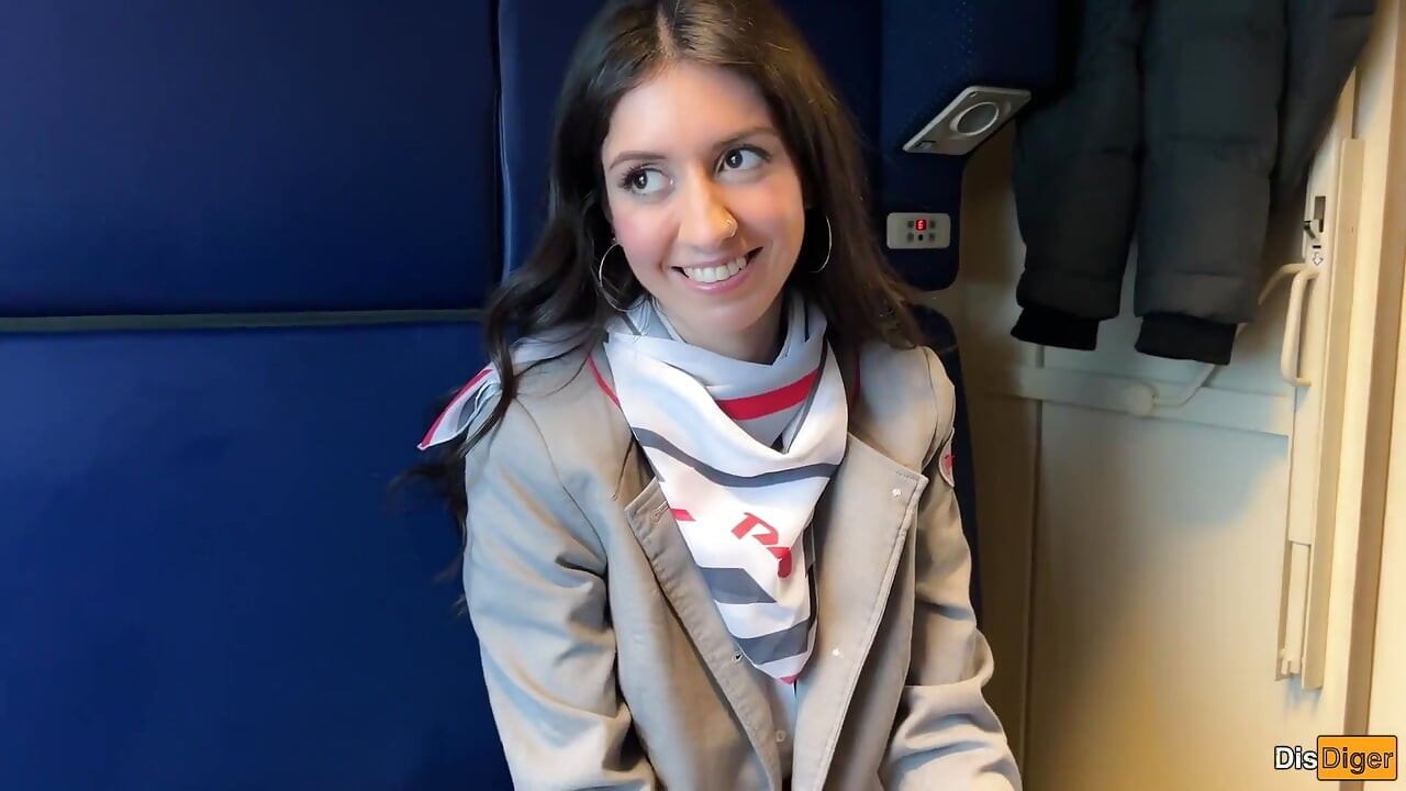 Tren kondüktör yolcusunu mastürbasyon yaparken yakaladı, ama kafası karışmadı ve yarağına atladı
