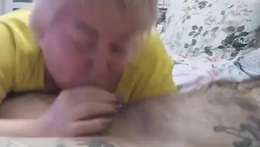Bir yarak emiyor ve boşalmak için mastürbasyon yapıyorum
