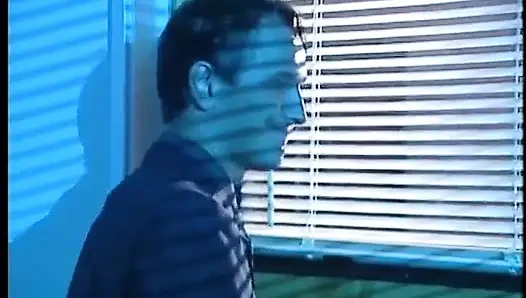 Sarışın beyaz kız bu delikanlının büyük sert yarağını emmeyi seviyor