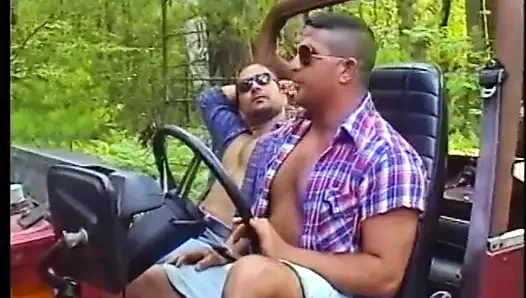 Ormanda etli adamlar gizlice birbirlerini patlatabilir