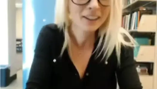 kütüphanede yanıp sönüyor