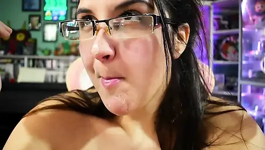 Oyuncu kız yakın çekim çift sakız baloncukları - tavşan looner