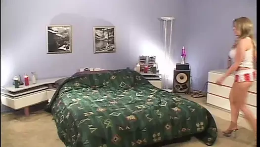 Siyah diller beyaz kedi, vahşi ve ıslak yalamak