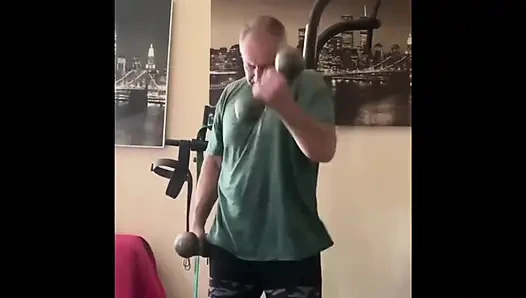 Güçlü adam antrenmandan sonra mastürbasyon yapıyor