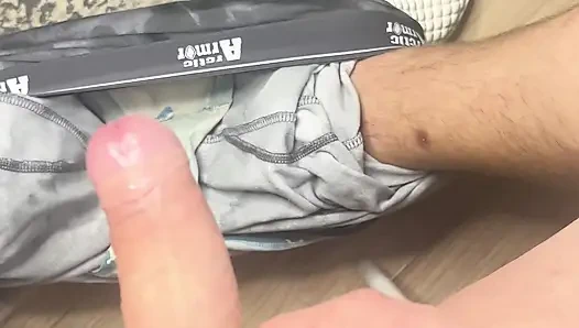 Genç yarak mastürbasyonu yakın çekim ve boşalma