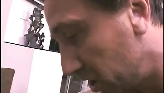 Esmer sürtük ıslak kutusunu yediriyor ve sert sikiliyor