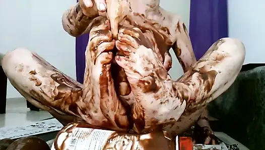 Ayak fetişi - çikolata ile ayak mastürbasyonu