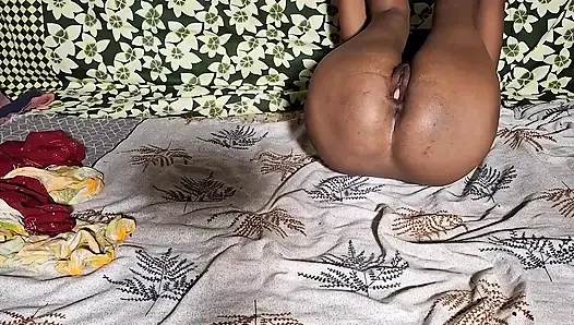Desixxxgold seksisali baldızımı sarı bir elbiseyle açıyor, yatakta domaltarak amına tam gaz giriyor