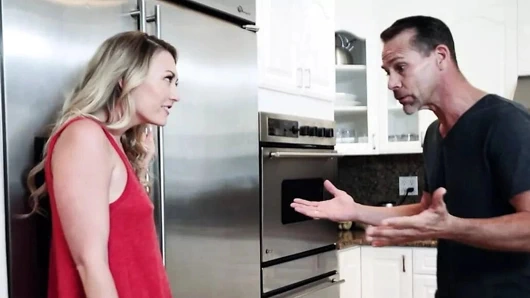 Sevimli sarışın üvey babasının kucağında ganimetini sektiriyor