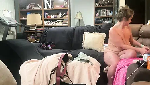 Her zaman ağzı dolu. Göt sikişiyle başlıyor ama sonra sakso çekiyor.