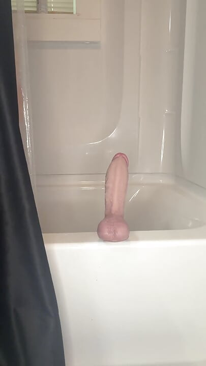 Sürtük evli kadın duşta büyük dildoyla sikişiyor