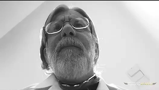 Sert anal seks yapmadan önce göt deliğini yalamak gerekiyor ve bu dövmeli adam bunu biliyor