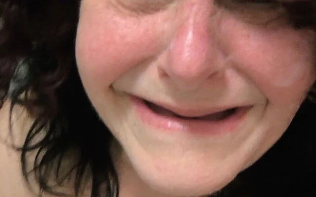 Этот Mutherfucker преследовал ее в туалет и в ее лицо