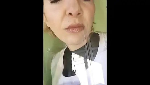 Parmaklarımı burnuma sokmamalıydım ama çok hoşuma gidiyor...