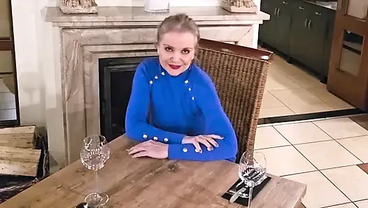 Sarışın olgun ateşli evli kadın otel odasında kendini parmaklıyor