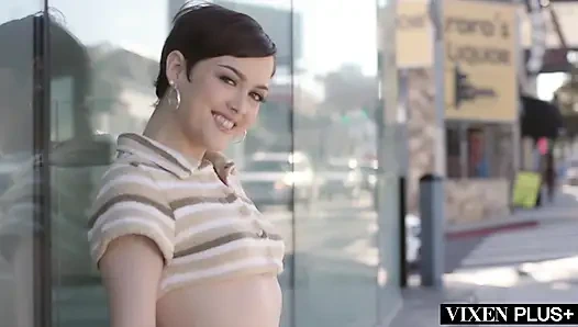 VIXENPLUS Cutie Jade Valentine Har Stram Rumpe Knullet