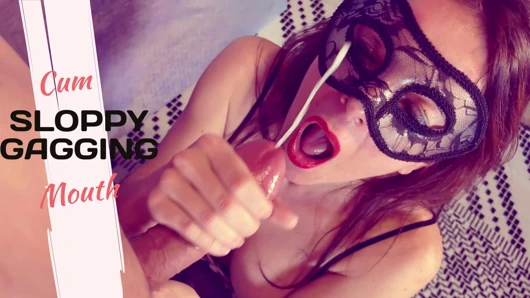 Kocasının yarağının üzerinde ıslak meme öğürüyor.