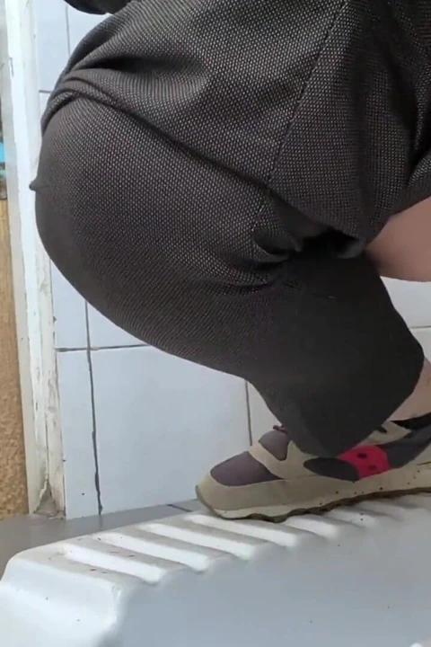 Hastane halk tuvaletinde olgun işeme