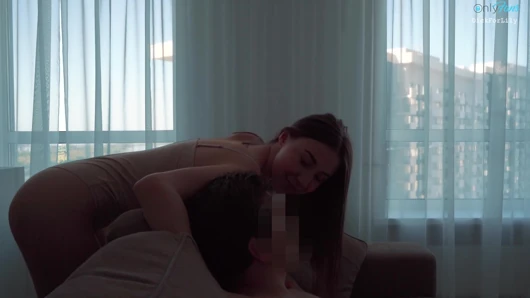 Lily üvey erkek kardeşini baştan çıkarıyor ve ağzına boşalmasına izin veriyor