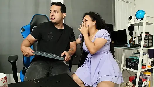 Ofis arkadaşım çok seksi oluyor beni ısıtıyor